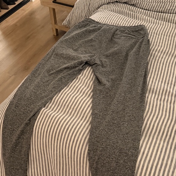 Vuori Men's Heathered Gray Joggers - Picture 3 of 3